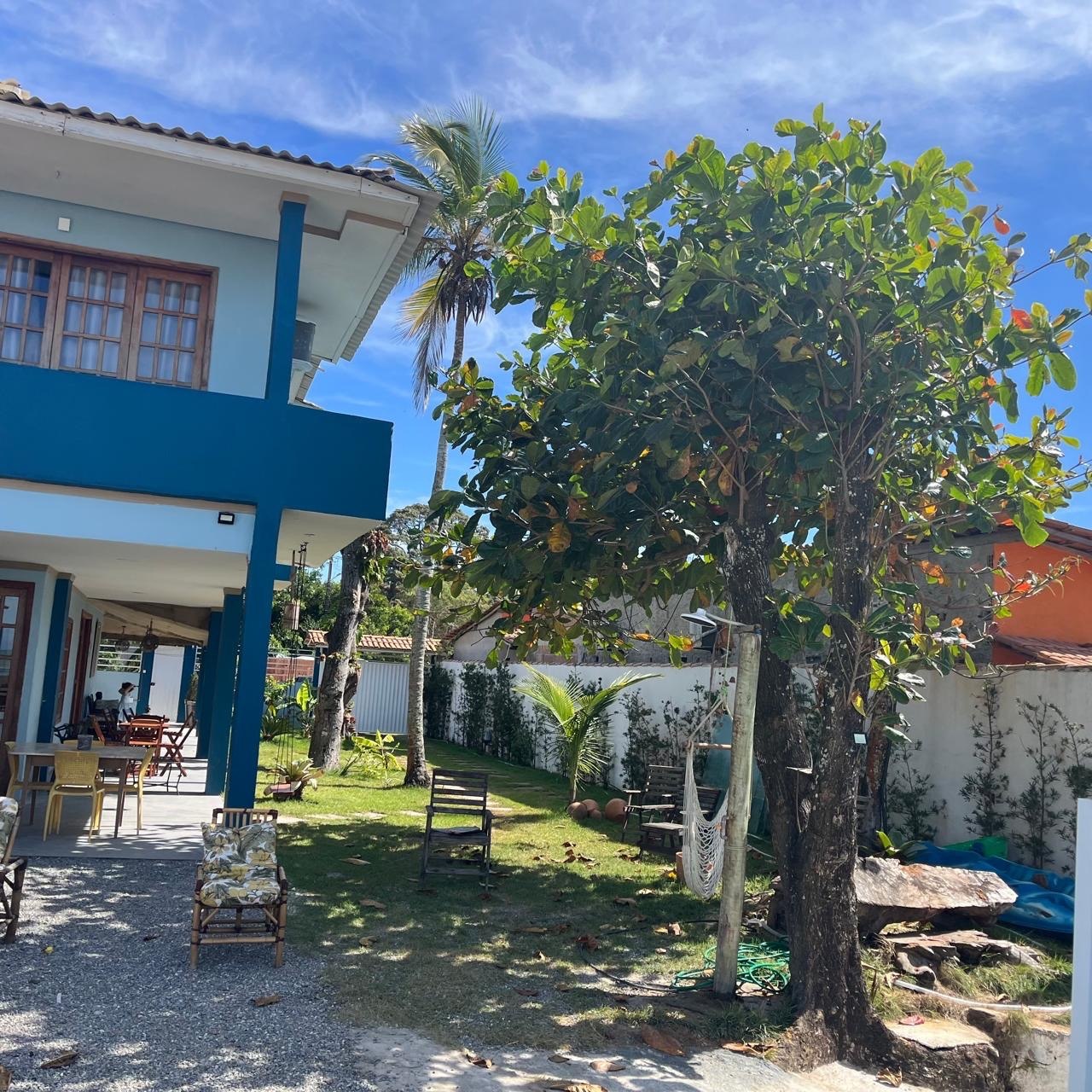 Jardim e fachada da casa