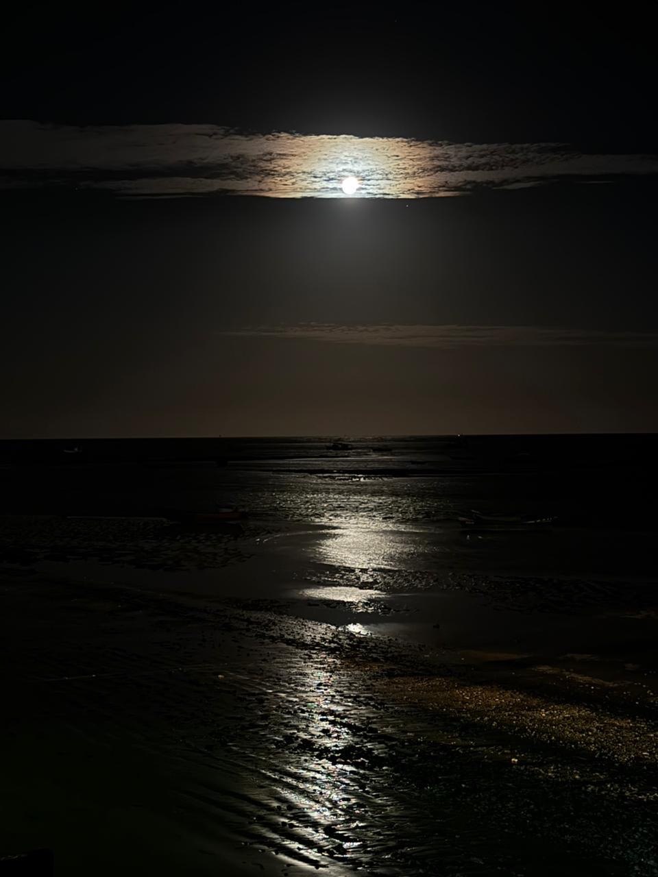 Lua refletida no mar em Cumuruxatiba