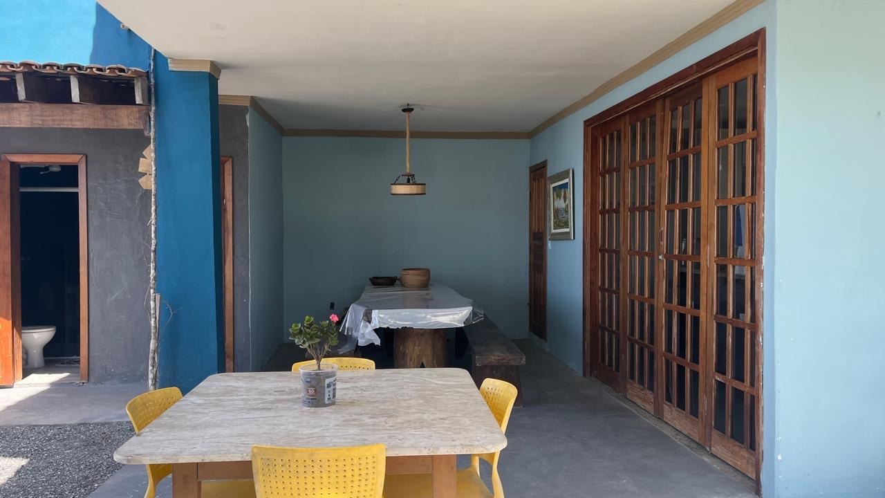 Varanda com mesa e portas de madeira